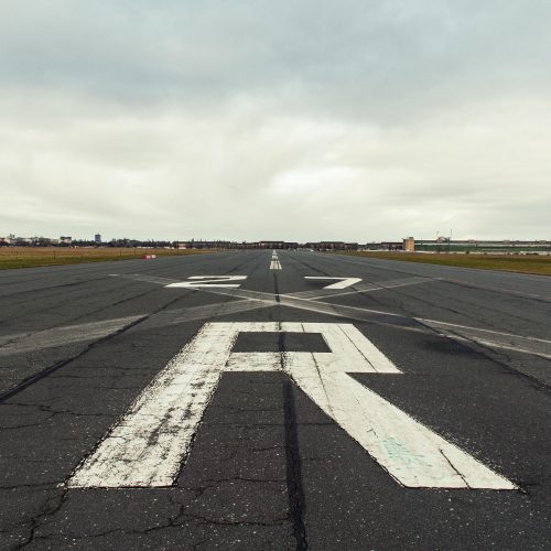 wal_172619-runway-7831347_1920